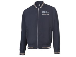 Blouson Herren. Navy. 100 % Polyester (recycelt). Stehkragen, Saum und Ärmelabschlüsse aus Rippmaterial mit eingestricktem Streifen. Hochschließbarer Front-Reißverschluss. Seitliche Leisten-Einschubtaschen mit Reißverschluss. Horizontale Innentasche mit Reißverschluss. Modern Fit. Zipperpuller an Front-Reißverschluss und an den Eingriffstaschen mit historischem Logo in Silberglänzend. Stickerei in Form des SL und Mercedes-Benz Schriftzugs im Brustbereich. Größen S-XXL.