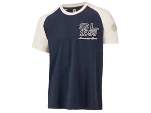 T-Shirt Herren. Navy/Creme. Navy mit Kontrasten in Vintageblue, Offwhite und Creme. 65 % Baumwolle (Bio)/35 % Polyester (recycelt). Rundhalsausschnitt. Raglanärmel. Modern Fit. Cremefarbenes aufgestepptes Lederimitatbadge in Wildlederoptik mit geprägtem historischem 3D-Stern auf linkem Ärmel. SL, 1955 und Mercedes-Benz Schriftzug in unterschiedlichen Stick-Techniken im Brustbereich. Größen S-XXL. T-Shirt Herren. Navy/Creme. Navy mit Kontrasten in Vintageblue, Offwhite und Creme. 65 % Baumwolle (Bio)/35 % Polyester (recycelt). Rundhalsausschnitt. Raglanärmel. Modern Fit. Cremefarbenes aufgestepptes Lederimitatbadge in Wildlederoptik mit geprägtem historischem 3D-Stern auf linkem Ärmel. SL, 1955 und Mercedes-Benz Schriftzug in unterschiedlichen Stick-Techniken im Brustbereich. Größen S-XXL.