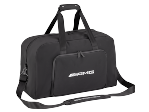 AMG Weekender, schwarz mit weißem AMG Logodruck. Außenmaterial: 70 % PVC / 30 % Polyester. Innenfutter: 100 % Polyester mit schwarz tonalem AMG Rautenmuster. Großes Hauptfach mit abgeteiltem Innenfach und herausnehmbarer kleiner Innentasche. Zusätzliches Außenfach vorne sowie Einsteckfach hinten. Abnehmbarer Schultergurt mit Schulterpolster. Tragegriffe aus Gurtband mit Griffmanschette. Maße: ca. 55 × 20 × 32 cm.