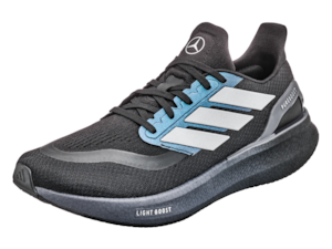 Laufschuhe, Pureboost 5. Schwarz/dunkelgrau. Obermaterial Synthetik/Textil, Sohle Gummi. Atmungsaktiv. adidas Light BOOST Dämpfung. Adiwear Außensohle für stabilen Grip. Silberner Mercedes Stern auf der Zunge, adidas Logo hinten. Made for Mercedes-Benz by adidas. Größen (UK) 6-10,5. Laufschuhe, Pureboost 5. Schwarz/dunkelgrau. Obermaterial Synthetik/Textil, Sohle Gummi. Atmungsaktiv. adidas Light BOOST Dämpfung. Adiwear Außensohle für stabilen Grip. Silberner Mercedes Stern auf der Zunge, adidas Logo hinten. Made for Mercedes-Benz by adidas. Größen (UK) 6-10,5.