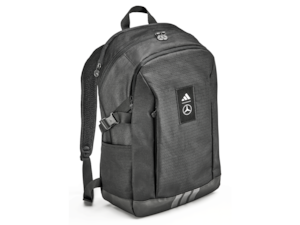 Rucksack. Schwarz. 100 % Polyester (recycelt). Diverse Fächer. Verstellbare und gepolsterte Schultergurte. Mercedes Stern und adidas Logo vorne. Made for Mercedes-Benz by adidas. Größe ca. 46 x 30 x 19 cm.