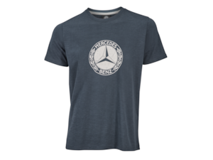 T-Shirt Herren Classic Collection 2026. 100 % Baumwolle. Rundhalsausschnitt mit Bündchen in 1x1 Rippe. Classic Logo 1926 im Used Look im Vorderteil und im Nackenspiegel. Größen S-XXL. Navy B6 604 1843-B6 604 1847. Offwhite B6 604 1957-B6 604 1961. T-Shirt Herren Classic Collection 2026. 100 % Baumwolle. Rundhalsausschnitt mit Bündchen in 1x1 Rippe. Classic Logo 1926 im Used Look im Vorderteil und im Nackenspiegel. Größen S-XXL. Navy B6 604 1843-B6 604 1847. Offwhite B6 604 1957-B6 604 1961.