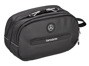 Washbag.<br>Black. Mercedes-Benz | Samsonite. Nylon and polyester (recycled). Main compartment with wet pocket, two mesh pockets and inner lining made of recycled polyester with printed Mercedes-Benz pattern. Front pocket with zip. Side loop and hook for hanging up the bag. Logo badge with Mercedes-Benz 3D star and Samsonite logo. Dimensions: approx. 16 × 26 × 13 cm, volume: approx. 4.5 l, weight: approx. 0.2 kg. Washbag.<br>Black. Mercedes-Benz | Samsonite. Nylon and polyester (recycled). Main compartment with wet pocket, two mesh pockets and inner lining made of recycled polyester with printed Mercedes-Benz pattern. Front pocket with zip. Side loop and hook for hanging up the bag. Logo badge with Mercedes-Benz 3D star and Samsonite logo. Dimensions: approx. 16 × 26 × 13 cm, volume: approx. 4.5 l, weight: approx. 0.2 kg.
