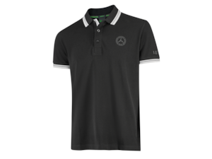 Poloshirt Herren BOSS 140 Jahre Mercedes-Benz 2026. Schwarz. 100 % Baumwolle. Polokragen, Knopfleiste und Ärmelbündchen in 1x1 Rippe mit Einstrickmuster. Modern Fit. Historischer Stern im Brustbereich, 140 YEARS OF INNOVATION Logo am Ärmelsaum, Mercedes Stern im Rückenteil auf dem Nackenspiegel, Knopfleiste mit 3 Knöpfen mit BOSS-Branding. Made for Mercedes-Benz by BOSS. Größen XS-XXL. Poloshirt Herren BOSS 140 Jahre Mercedes-Benz 2026. Schwarz. 100 % Baumwolle. Polokragen, Knopfleiste und Ärmelbündchen in 1x1 Rippe mit Einstrickmuster. Modern Fit. Historischer Stern im Brustbereich, 140 YEARS OF INNOVATION Logo am Ärmelsaum, Mercedes Stern im Rückenteil auf dem Nackenspiegel, Knopfleiste mit 3 Knöpfen mit BOSS-Branding. Made for Mercedes-Benz by BOSS. Größen XS-XXL.