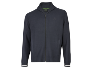 Strickjacke Herren. Blau. 72 % Viskose/28 % Polyester. Strick im Strukturmix: Ripp, Glattstrick, Waffeloptik. Schalkragen. Schwarzer Frontreißverschluss. Schwarzer Zipperpuller mit BOSS-Branding. Leistentaschen. Weißer eingestrickter Streifen am Ärmelbündchen. Modern Fit. Mercedes Stern im Brustbereich, BOSS-Schriftzug im Nackenbereich. Made for Mercedes-Benz by BOSS. Größen S-XXL. Strickjacke Herren. Blau. 72 % Viskose/28 % Polyester. Strick im Strukturmix: Ripp, Glattstrick, Waffeloptik. Schalkragen. Schwarzer Frontreißverschluss. Schwarzer Zipperpuller mit BOSS-Branding. Leistentaschen. Weißer eingestrickter Streifen am Ärmelbündchen. Modern Fit. Mercedes Stern im Brustbereich, BOSS-Schriftzug im Nackenbereich. Made for Mercedes-Benz by BOSS. Größen S-XXL.