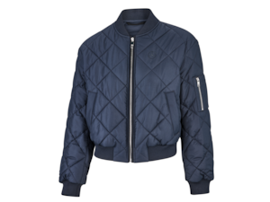 Blouson Damen. Blau. 60 % Polyester (recycelt)/40 % Polyester. Kragen, Ärmelbündchen und Saum in 1 x 1 Rippe. Tonaler Frontreißverschluss. Schräge Eingrifftaschen. Ärmeltasche mit silberfarbenem Reißverschluss. Modern Fit. Mercedes Stern im Brustbereich, BOSS im Nackenbereich. Made for Mercedes-Benz by BOSS. Größen 36-44. Blouson Damen. Blau. 60 % Polyester (recycelt)/40 % Polyester. Kragen, Ärmelbündchen und Saum in 1 x 1 Rippe. Tonaler Frontreißverschluss. Schräge Eingrifftaschen. Ärmeltasche mit silberfarbenem Reißverschluss. Modern Fit. Mercedes Stern im Brustbereich, BOSS im Nackenbereich. Made for Mercedes-Benz by BOSS. Größen 36-44.