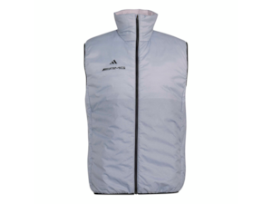 AMG Weste Herren. Grau. 100 % Polyester (recycelt). Primaloft Wattierung mit dem Steppmuster des Fahrzeuginterieurs. Streifendetail seitlich vorne. Reißverschlusstasche. AMG und adidas Logo auf der Brust. Made for Mercedes-AMG by adidas. Größen XS-XXXL. AMG Weste Herren. Grau. 100 % Polyester (recycelt). Primaloft Wattierung mit dem Steppmuster des Fahrzeuginterieurs. Streifendetail seitlich vorne. Reißverschlusstasche. AMG und adidas Logo auf der Brust. Made for Mercedes-AMG by adidas. Größen XS-XXXL.