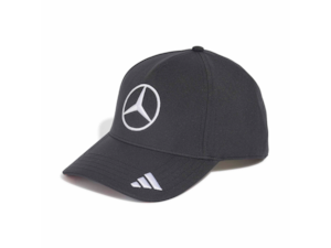 Cap, Special Edition Italien, 2026. Schwarz. 100 % Polyester. Offizielle Mercedes-AMG PETRONAS Formula One Team Special Edition Cap 2026. Mercedes-AMG PETRONAS Formula One Team Logo auf Vorderseite, adidas Logo. Punkte in italienischer Farbgebung auf Schirmunterseite. Größenverstellbar. Made for Mercedes-Benz by adidas. Cap, Special Edition Italien, 2026. Schwarz. 100 % Polyester. Offizielle Mercedes-AMG PETRONAS Formula One Team Special Edition Cap 2026. Mercedes-AMG PETRONAS Formula One Team Logo auf Vorderseite, adidas Logo. Punkte in italienischer Farbgebung auf Schirmunterseite. Größenverstellbar. Made for Mercedes-Benz by adidas.