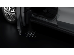 LCD-Projektor mit animiertem Mercedes-Benz Pattern zur Fahrzeugindividualisierung. Zweiteiliges Set. Ersetzt die serienmäßigen Ausstiegsleuchten. Die Animation des Mercedes-Benz Pattern auf den Boden wird nach Öffnen der Tür projiziert. Komfortables Ein- und Aussteigen mit zusätzlichem Licht. Automatisches Aktivieren beim Öffnen der Tür. Nach max. 600 Sekunden automatische Deaktivierung des Projektors. Montage durch Mercedes-Benz Partner empfohlen.