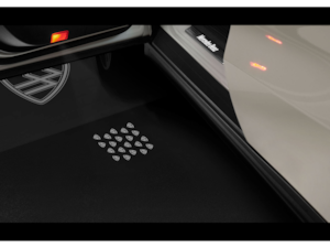 LCD-Projektor mit animiertem Mercedes-Maybach Pattern zur Fahrzeugindividualisierung. Zweiteiliges Set. Ersetzt die serienmäßigen Ausstiegsleuchten. Die Animation des Mercedes-Maybach Pattern auf den Boden wird nach Öffnen der Tür projiziert. Komfortables Ein- und Aussteigen mit zusätzlichem Licht. Automatisches Aktivieren beim Öffnen der Tür. Nach max. 600 Sekunden automatische Deaktivierung des Projektors. Montage durch Mercedes-Benz Partner empfohlen.