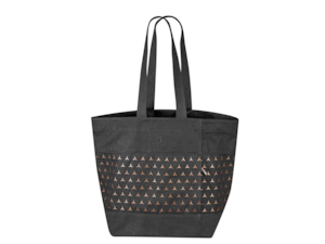 Shopper. Black. 100% cotton (organic). Double shoulder straps (short and long) for flexible wearing. Tightening straps for reducing the pocket opening. Zippered front pocket. Rose-gold star pattern print, matt black 3D star. Dimensions approx. 37 x 24 x 45 cm.<br/><br/>