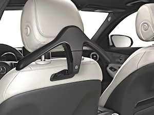 An elegant and practical coat hanger – for crease-free clothes at the end of your journey. Direct adapter makes it easy to secure hanger in place on the back of the front seats.