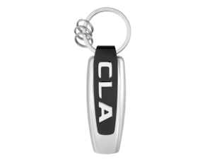 "CLA" 열쇠고리. 실버 컬러/블랙. 스테인리스 스틸. 개별 열쇠를 손쉽게 교체 할 수 있는 3개의 추가 소형 분리형 고리가 달린 평면 분리형 고리. 앞면에 있는 차량 후방 순정 레터링 모형, 뒷면의 3D 스타 로고. 독일에서 디자인. 길이 약 9cm. "CLA" 열쇠고리. 실버 컬러/블랙. 스테인리스 스틸. 개별 열쇠를 손쉽게 교체 할 수 있는 3개의 추가 소형 분리형 고리가 달린 평면 분리형 고리. 앞면에 있는 차량 후방 순정 레터링 모형, 뒷면의 3D 스타 로고. 독일에서 디자인. 길이 약 9cm.