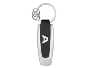 A-Class 열쇠고리. 실버 컬러/블랙. 스테인리스 스틸. 개별 열쇠를 손쉽게 교체 할 수 있는 3개의 추가 소형 분리형 고리가 달린 평면 분리형 고리. 앞면에 있는 차량 후방 순정 레터링 모형, 뒷면의 3D 스타 로고. 독일에서 디자인. 길이 약 9cm. A-Class 열쇠고리. 실버 컬러/블랙. 스테인리스 스틸. 개별 열쇠를 손쉽게 교체 할 수 있는 3개의 추가 소형 분리형 고리가 달린 평면 분리형 고리. 앞면에 있는 차량 후방 순정 레터링 모형, 뒷면의 3D 스타 로고. 독일에서 디자인. 길이 약 9cm.