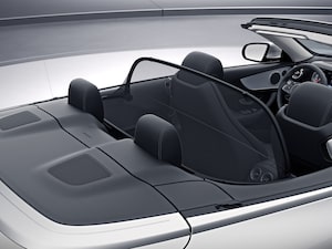 The draught stop protects the front occupants against draughts and makes driving with the top down possible even at higher speeds and cooler temperatures. It can be fitted above the rear seats in next to no time and removed again and stowed away in the boot at any time.