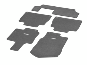 Eleganter, hochwertiger Tufting-Veloursteppich, veredelt durch Metallplakette mit Mercedes-Benz Schriftzug. Erhältlich in den passenden Originalfarben Ihres Interieurs.