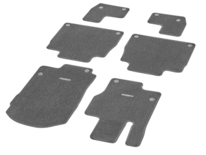 Eleganter, hochwertiger Tufting-Veloursteppich, veredelt durch Metallplakette mit Mercedes-Benz Schriftzug. Erhältlich in den passenden Originalfarben Ihres Interieurs.