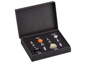 Wine stoppers, set of 4. Various colours. Wood/stainless steel. Gear knob design. 3 wine stoppers with a wooden head, 1 champagne stopper with a stainless steel head. In high-quality gift packaging. Dimensions of packaging approx. 21.5 x 15.5 x 5.5 cm.